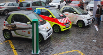 Elektromobily využívá například pražská ZOO, pražská záchranná služba nebo pražský magistrát.  Snímek ze slavnostního předání vozů v roce 2011