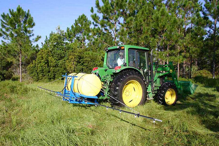 Herbicid Roundup se kromě hubení plevele na polích používá k postřikům v parcích nebo na železnici. Ekologickým aktivistům hlavně vadí jeho použití k dosoušení řepky, kukuřice nebo slunečnice před sklizní