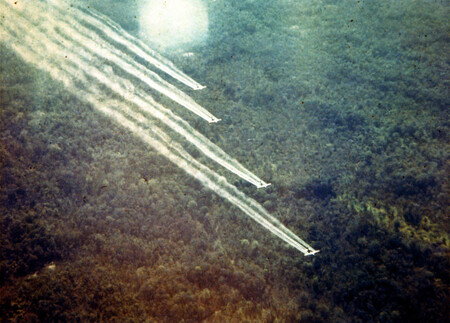 Agent Orange a další herbicidy americké armádě v závěru války sloužily k odstranění neprostupné vegetace. Ilustrační snímek