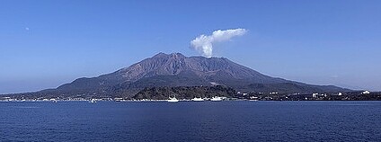 Podle japonských Greenpeace by se měla elektrárna Sendai okamžitě odstavit. Na snímku sopka Sakuradžima z roku 2009.