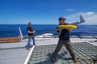 Peter Brown vypouští dálkově ovládané letadlo z paluby lodě Steve Irwin. Cílem je v rozlehlém oceánu najít velrybářskou loď Nisshin Maru.