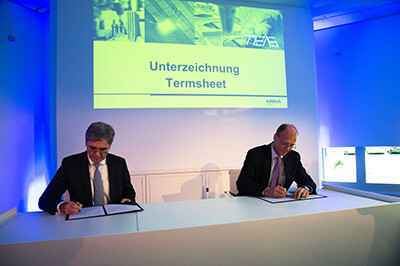 Joe Kaeser za Siemens a Tom Enders za Airbus podepisují dohodu o spolupráci.