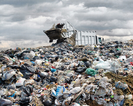 Produkce odpadů v roce 2016 oproti předchozímu roku klesla o více než osm procent, může za to hlavně pokles stavebních a demoličních odpadů. Naopak komunálních odpadů přibylo o 6,4 procenta, celkem jich lidé v Česku loni vyprodukovali 5,6 milionu tun. Na skládkách skončilo 45 procent těchto odpadů. Ilustrační snímek.