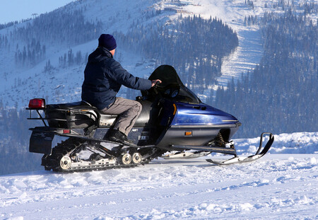 Skútrů a dalších sněžných vozidel jezdí po českých horách značné množství