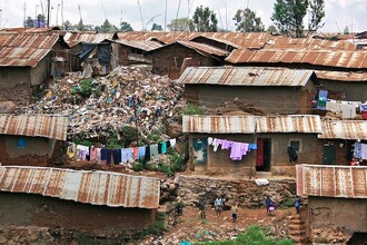 "Finanční transfery z chudých zemí jsou mnohem vyšší než opačným směrem," říká Tomáš Tožička. Na ilustračním snímku slum Kibera v Keni