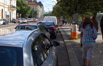 Nejdříve je potřeba dokončit městský okruh, pak tu můžeme omezit auta, říká Bohuslav Svoboda. Na snímku Smetanovo nábřeží v době dopravní špičky