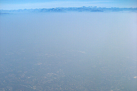 V Miláně nesmí až do středy soukromé automobily v době mezi 10:00 a 16:00 SEČ vyjíždět vůbec. Na ilustračním snímku z roku 2007 je Miláno zahaleno smogem.