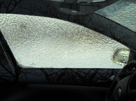 sklo auta pokryté ledem