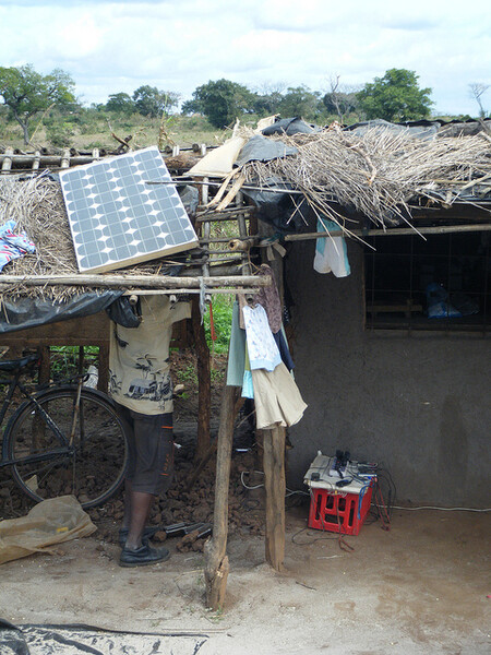 "Peníze investované do energetické pomoci by měly jít opravdu na pomoc těm nejchudším. Ne na projekty velkých elektráren nebo průmyslu. Průmysl a velká energetika mají svoje možnosti, kde získat peníze, mohou si půjčit třeba od bank. Chudí ale takové možnosti nemají," je přesvědčen Tomáš Tožička. Na ilustračním snímku z Mozambiku prodává majitel fotovoltaického panelu energii k dobíjení mobilních telefonů