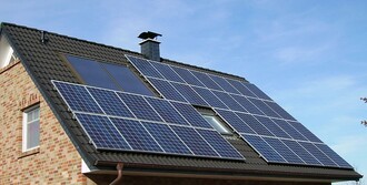 Do budoucna mají mít zelenou jen malé elektrárny na střechách, velké by mohla omezit solární daň