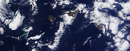 Satelitní snímek Kanárských ostrovů v době podmořských erupcí u ostrova El Hierro