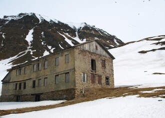 V historickém vývoji vyvíjel člověk na území Svalbardu různou činnost, především lov a těžbu uhlí. Stopy, které při tom v krajině zanechal, jsou patrné dodnes