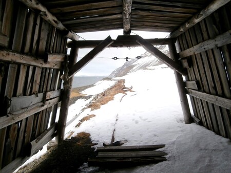 Dřevo je díky klimatu Svalbardu velmi trvanlivý materiál. Na snímku dřevěné krytí opuštěné úzkokolejné železnice.