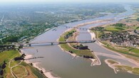 Řeka Waal ve městě Nijmegen na východě Nizozemí