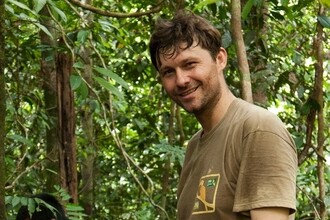 Český primatolog Stanislav Lhota v roce 2011 na Borneu. Právě on jako první rozpoznal, že na snímcích z fotopastí je vzácný poddruh hulmana šedého
