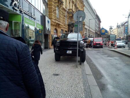 Pro SUV je v Praze složitější parkování. Tedy pokud si řidič láme hlavu s dopravními předpisy.