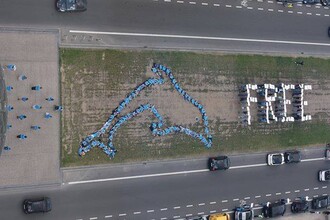 Aktivisté svým rozestavěním vytvořili na zemi obrovský obrázek delfína a nápis „free“ (svoboda)