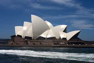Nic není dostatečně moderní a pokrokové, aby se to v Austrálii nesetkalo s nadšeným přijetím – na mnohých modernistních stavbách není jediný úhel pravý a jediná linie kolmá. Na ilustračním snímku je opera v Sydney