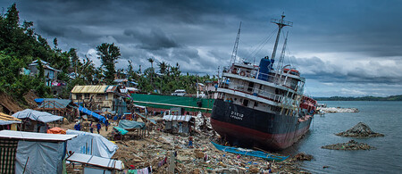 V oblasti Rawis a Anibog Bay na Filipínách vynesl fajfun Haiyan na souš osm lodí a zabil stovky lidí.