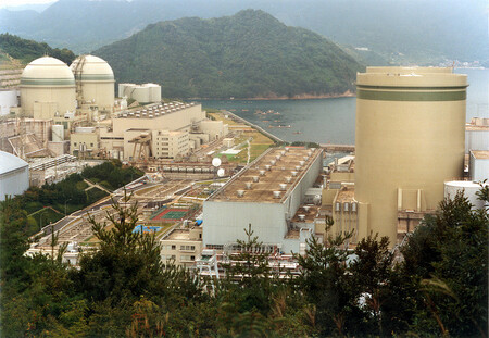Japonský soud dal minulý týden souhlas k pokračování restartu čtyř jaderných reaktorů, když zrušil příkaz bránící ve znovuspuštění dvou reaktorů jaderné elektrárny v Takahamě (na snímku).