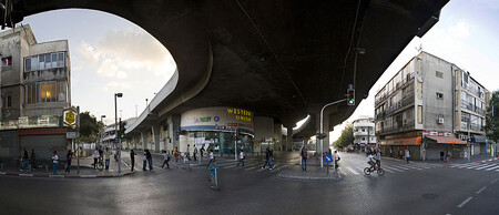 Izraelský úřad ochrany životního prostředí dnes oznámil, že v největších městech Tel Aviv a Jeruzalém i v jejich okolí klesly ve středu hodnoty oxidů dusíku ve srovnání s dny běžné dopravy o 90 procent. Na ilustračním snímku Tel Aviv během svátku smíření v roce 2011.