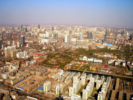 Pro ekologickou výchovu se zdá být velice důležité místo, kde člověk pracuje. Na obrázku čínské město Tianjin.