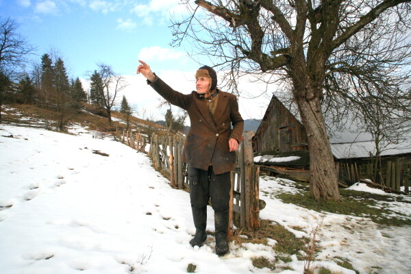 Alois Ondruš ukazuje k lesu u svého stavení v obci Nový Hrozenkov, kde jeho ovce potrhali konce roku 2010 vlci.
