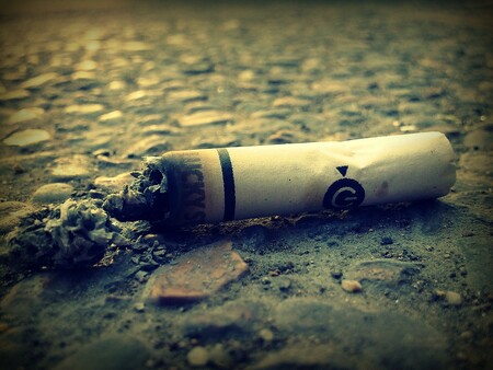 Praha se bojí, že s vyhnáním kuřáků na ulici vzroste množství nedopalků na zemi.