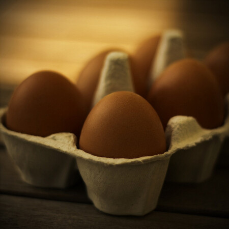 Od konce roku 2025 chce Tesco přestat prodávat vejce z klecí.
