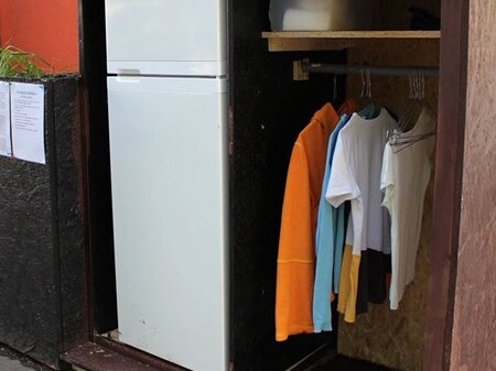 Veřejná šatní skříň stojí v kavárně hned vedle veřejné sdílené lednice, která funguje na podobném principu jako veřejná šatní skříň
