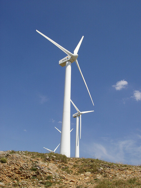 Podle Archerové a Jacobsona by instalace čtyř milionů turbín měla mít výkon až 7,5 TW, více než dost na pokrytí poloviny celosvětové poptávky po energii v roce 2030