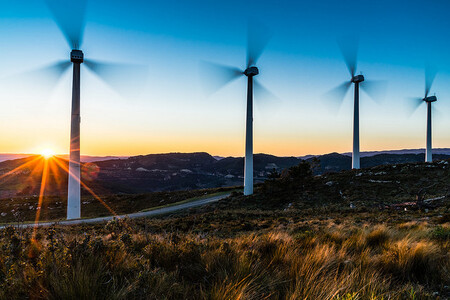 Investice do obnovitelných zdrojů energie byly v loňském roce poprvé v historii vyšší v rozvíjejících se ekonomikách než ve vyspělých průmyslových zemích. Na snímku větrná farma ve Španělsku.