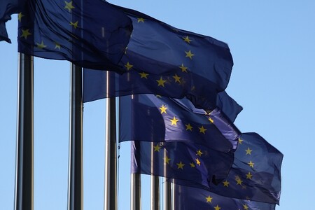 Vlajky EU před sídlem Evropské komise v Bruselu