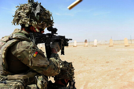 Od října 2008 do dubna 2012 vystřílela britská armáda na misi v Afghánistánu 13 760 000 kulek. Na snímku voják na afghánském cvičišti nacvičuje střelbu.