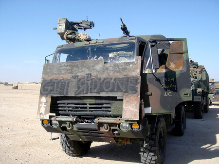 Vojáci americké armády si v Iráku dodatečně obrňovali své vozy pláty starého železa. Adaptovali se tak na hrozbu podomácku vyráběných výbušnin, na které jejich auta nebyla vybavena. Snímek je z roku 2004.