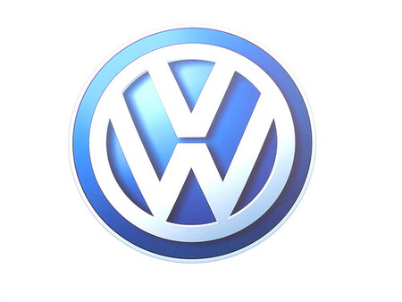 Volkswagen předloni v září přiznal, že po celém světě do zhruba 11 milionů naftových automobilů instaloval software, který umožňuje manipulovat s testy emisí. Finanční kompenzace se zatím podařilo na Volkswagenu vymoci americké vládě. Koncern v rámci lednové dohody s USA přiznal vinu a souhlasil se zaplacením zhruba 108 miliard Kč. / ilustrační foto
