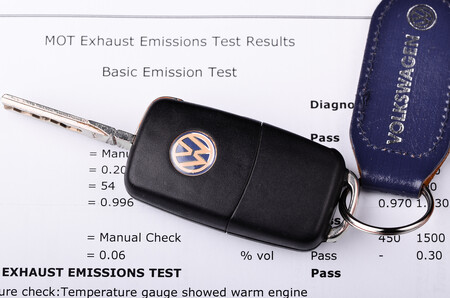 Skandál propukl loni v září, kdy americká Agentura pro ochranu životního prostředí (EPA) Volkswagen obvinila, že do vozů s naftovým motorem instaloval software umožňující při testování emisí skrývat vysoce nadlimitní hodnoty oxidů dusíku.