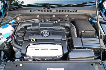 V České republice začal Volkswagen naftové automobily kvůli emisní aféře svolávat v květnu. Celkově by mělo být v Česku do servisů povoláno asi 58 000 vozů Volkswagen, Audi a Seat a přibližně 106 000 škodovek
