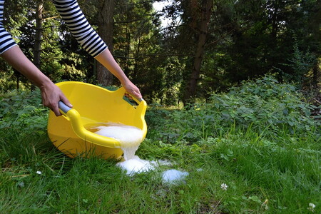 Když jednou za čas vylijete do trávy lavor s mýdlovou vodou, žádné velké neštěstí se konat nebude. Ideální řešení to však není.