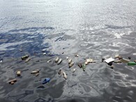 Plastové lahve ve vodě