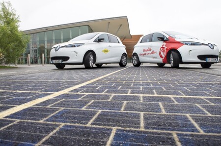 Firma Colas, dceřiná společnost francouzské stavební firmy Bouygues, vytvořila robustní solární panely, které jsou schopné odolat hmotnosti nákladního vozu s návěsem.