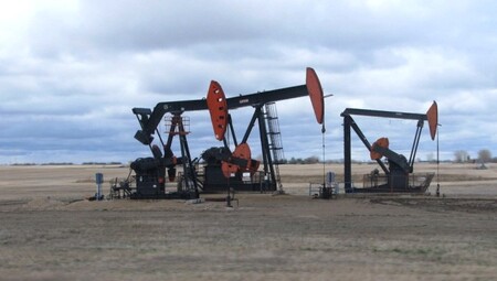 Na ropném poli Weyburn v Kanadě se oxid uhličitý používá k intenzifikaci těžby ropy a zároveň se ukládá do uvolněného pórového prostoru v ložisku.