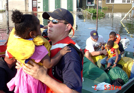 Hurikán se může citelně podepsat na psychice dětí i dospělých. Na snímku američtí záchranáři evakuují děti po hurikánu Katrina.