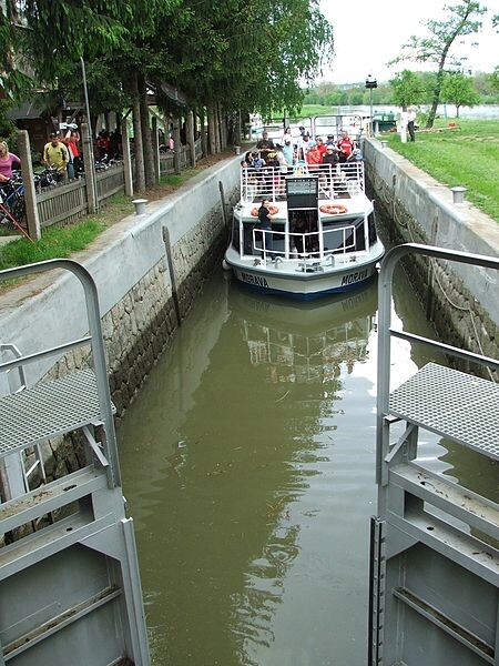 ČSSD chce rozšířit splavnost vodní cesty Morava a Baťova kanálu. Na ilustračním snímku Baťův kanál - plavební komora Spytihněv