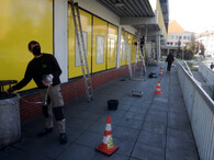 Pracovníci shazují hnízda jiřiček na prodejně Albert ve Vlašimi