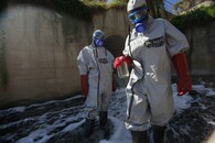 aktivisté Greenpeace odebírají vzorky z řeky