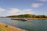 Nákladní loď na Rýnu