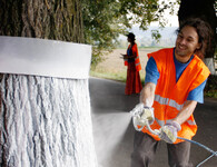 Jakub Esterka při realizací bílých nátěrů