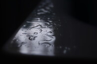 Loužičky vody na okraji vany