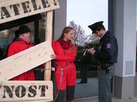 Aktivistka Greenpeace a policista